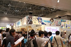 画像ギャラリー No.089のサムネイル画像 / 「コミックマーケット80」がいよいよ開幕。PSP「まどか☆マギカ」のパッケージやパチスロ版「ToHeart2」も見られた夏コミ初日の企業ブースをレポート