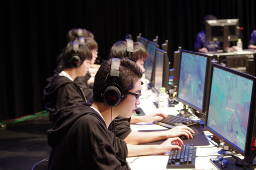 画像ギャラリー No.033のサムネイル画像 / 「第2回 日本eスポーツ選手権大会」フォトレポート。「CS：GO」「DOA5」「FIFA 17」「Overwatch」「GGXrdR」の5部門で熱戦が展開