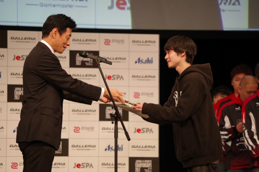 画像ギャラリー No.059のサムネイル画像 / 「第2回 日本eスポーツ選手権大会」フォトレポート。「CS：GO」「DOA5」「FIFA 17」「Overwatch」「GGXrdR」の5部門で熱戦が展開