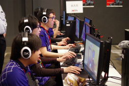 画像ギャラリー No.075のサムネイル画像 / 「第2回 日本eスポーツ選手権大会」フォトレポート。「CS：GO」「DOA5」「FIFA 17」「Overwatch」「GGXrdR」の5部門で熱戦が展開