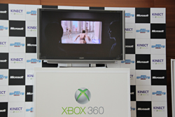 画像ギャラリー No.012のサムネイル画像 / 「Kinect スポーツ: シーズン2」の発売記念イベントに次長課長 河本さん,藤本美貴さん,小倉優子さんが登場。Kinectでの操作に大興奮!?