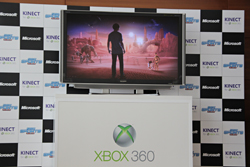 画像ギャラリー No.013のサムネイル画像 / 「Kinect スポーツ: シーズン2」の発売記念イベントに次長課長 河本さん,藤本美貴さん,小倉優子さんが登場。Kinectでの操作に大興奮!?