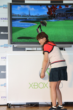 画像ギャラリー No.015のサムネイル画像 / 「Kinect スポーツ: シーズン2」の発売記念イベントに次長課長 河本さん,藤本美貴さん,小倉優子さんが登場。Kinectでの操作に大興奮!?