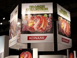 画像ギャラリー No.003のサムネイル画像 / ［TGS 2011］GREEの巨大ブースに老若男女を問わず，人々が押し寄せる。「ドラゴンコレクション」のシリアルコード配布には長蛇の列
