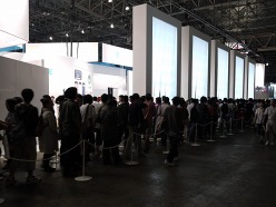 画像ギャラリー No.005のサムネイル画像 / ［TGS 2011］GREEの巨大ブースに老若男女を問わず，人々が押し寄せる。「ドラゴンコレクション」のシリアルコード配布には長蛇の列