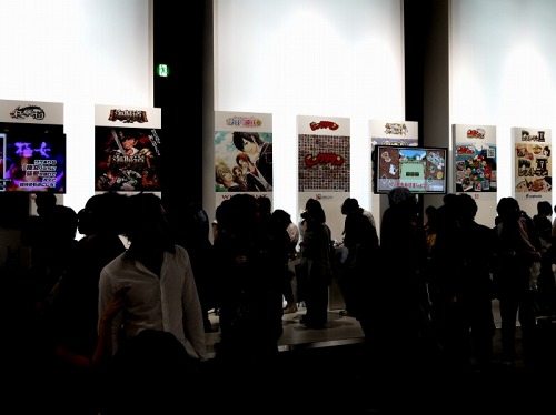 画像ギャラリー No.006のサムネイル画像 / ［TGS 2011］GREEの巨大ブースに老若男女を問わず，人々が押し寄せる。「ドラゴンコレクション」のシリアルコード配布には長蛇の列