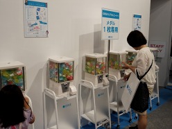 画像ギャラリー No.008のサムネイル画像 / ［TGS 2011］GREEの巨大ブースに老若男女を問わず，人々が押し寄せる。「ドラゴンコレクション」のシリアルコード配布には長蛇の列
