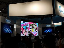 画像ギャラリー No.010のサムネイル画像 / ［TGS 2011］GREEの巨大ブースに老若男女を問わず，人々が押し寄せる。「ドラゴンコレクション」のシリアルコード配布には長蛇の列