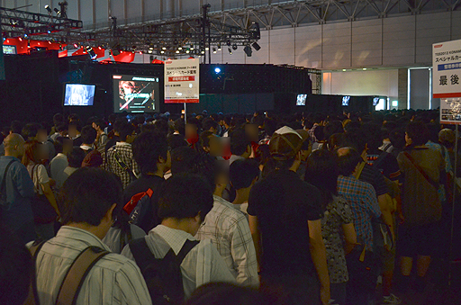 画像ギャラリー No.008のサムネイル画像 / ［TGS 2012]「ドラゴンコレクション」ほかKONAMIのソーシャルコンテンツの人気は圧倒的。限定アイテムがもらえるスペシャルカードを求めてユーザーが殺到。整理券の配布は11：30頃に終了