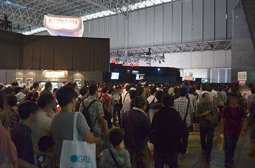 画像ギャラリー No.009のサムネイル画像 / ［TGS 2012]「ドラゴンコレクション」ほかKONAMIのソーシャルコンテンツの人気は圧倒的。限定アイテムがもらえるスペシャルカードを求めてユーザーが殺到。整理券の配布は11：30頃に終了