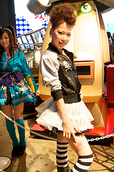 画像ギャラリー No.012のサムネイル画像 / ［TGS 2012]「ドラゴンコレクション」ほかKONAMIのソーシャルコンテンツの人気は圧倒的。限定アイテムがもらえるスペシャルカードを求めてユーザーが殺到。整理券の配布は11：30頃に終了