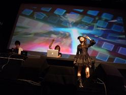 画像ギャラリー No.020のサムネイル画像 / ［TGS 2011］体験版配信が決定！ Des-ROW氏やTЁЯRAのライブも行われた「pop'n music portable2 Special Stage at TGS2011」レポート