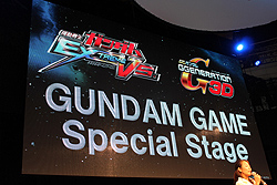 画像ギャラリー No.001のサムネイル画像 / ［TGS 2011］「機動戦士ガンダム EXTREME VS.」と「SDガンダム Gジェネレーション 3D」をお披露目するステージに古谷 徹氏と喜屋武ちあきさんが登場