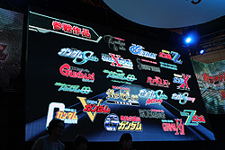 画像ギャラリー No.013のサムネイル画像 / ［TGS 2011］「機動戦士ガンダム EXTREME VS.」と「SDガンダム Gジェネレーション 3D」をお披露目するステージに古谷 徹氏と喜屋武ちあきさんが登場