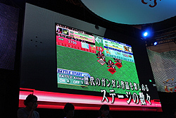 画像ギャラリー No.022のサムネイル画像 / ［TGS 2011］「機動戦士ガンダム EXTREME VS.」と「SDガンダム Gジェネレーション 3D」をお披露目するステージに古谷 徹氏と喜屋武ちあきさんが登場