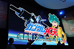 画像ギャラリー No.025のサムネイル画像 / ［TGS 2011］「機動戦士ガンダム EXTREME VS.」と「SDガンダム Gジェネレーション 3D」をお披露目するステージに古谷 徹氏と喜屋武ちあきさんが登場