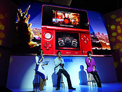 画像ギャラリー No.006のサムネイル画像 / ［TGS 2011］女優の剛力彩芽さんが声優デビュー！　セガの新作リズムアドベンチャー「リズム怪盗R 皇帝ナポレオンの遺産」のステージイベントをレポート