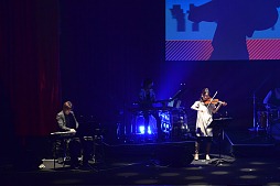 画像ギャラリー No.005のサムネイル画像 / 「リズム怪盗R BAND」とmiwaさんがゲーム内の楽曲を生演奏。「リズム怪盗R × miwa プレミアムイベント」の模様をレポート