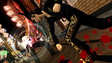 画像ギャラリー No.009のサムネイル画像 / 「クロヒョウ2 龍が如く 阿修羅編」では，自販機や壁に相手を叩きつけたり，観客が乱入してきたりとバトルシーンがさらにスリリングに