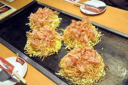 画像ギャラリー No.005のサムネイル画像 / 「クロヒョウ2」とお好み焼きチェーン「鶴橋風月」とのコラボレーション企画が本日スタート。名越稔洋氏と小川陽二郎氏も絶賛した「クロヒョウ2セット」とは