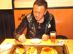 画像ギャラリー No.009のサムネイル画像 / 「クロヒョウ2」とお好み焼きチェーン「鶴橋風月」とのコラボレーション企画が本日スタート。名越稔洋氏と小川陽二郎氏も絶賛した「クロヒョウ2セット」とは
