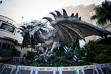 画像ギャラリー No.005のサムネイル画像 / USJの「モンスターハンター・ザ・リアル 2012」が本日開幕。等身大「動くリオレイア希少種」にDLクエストの先行配信にと催しは盛りだくさん