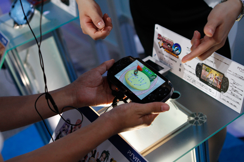 画像ギャラリー No.002のサムネイル画像 / ［TGS 2011］PS Vitaの直感的な操作が相性抜群。「ドリームクラブZERO ポータブル」の体験プレイで雪とオムライス・ラブしてみた