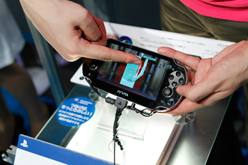 画像ギャラリー No.003のサムネイル画像 / ［TGS 2011］PS Vitaの直感的な操作が相性抜群。「ドリームクラブZERO ポータブル」の体験プレイで雪とオムライス・ラブしてみた