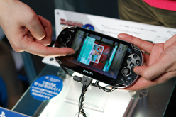 画像ギャラリー No.004のサムネイル画像 / ［TGS 2011］PS Vitaの直感的な操作が相性抜群。「ドリームクラブZERO ポータブル」の体験プレイで雪とオムライス・ラブしてみた