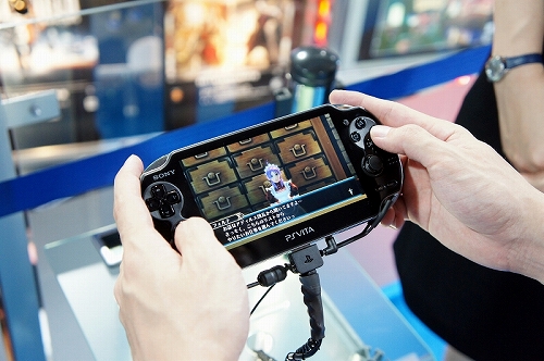 画像ギャラリー No.017のサムネイル画像 / ［TGS 2011］カプラ嬢からクエストを受ける私“クリアサ”。「RO」の血が通うPS Vita向け本格アクション「ラグナロク オデッセイ」プレイレポート