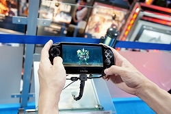 画像ギャラリー No.022のサムネイル画像 / ［TGS 2011］カプラ嬢からクエストを受ける私“クリアサ”。「RO」の血が通うPS Vita向け本格アクション「ラグナロク オデッセイ」プレイレポート