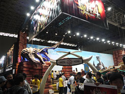 画像ギャラリー No.002のサムネイル画像 / ［TGS 2012］「モンスターハンター4」の新武器「操虫棍」は虫を操るだけの武器じゃない。飛び乗り攻撃を存分に楽しめる特殊アクションに注目だ