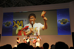 画像ギャラリー No.013のサムネイル画像 / ［TGS 2013］次長課長の井上さんが「モンスターハンター4」の“生狩り”を披露したステージイベントレポート。コラボや公式大会の情報も明らかに