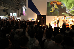 画像ギャラリー No.026のサムネイル画像 / ［TGS 2013］次長課長の井上さんが「モンスターハンター4」の“生狩り”を披露したステージイベントレポート。コラボや公式大会の情報も明らかに
