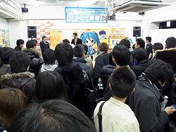 画像ギャラリー No.002のサムネイル画像 / 「初音ミク and Future Stars Project mirai」店頭体験会の模様をレポート。開発スタッフへのインタビューも掲載