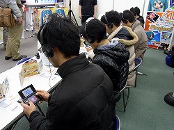 画像ギャラリー No.003のサムネイル画像 / 「初音ミク and Future Stars Project mirai」店頭体験会の模様をレポート。開発スタッフへのインタビューも掲載