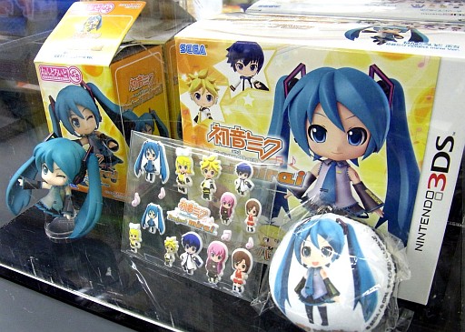 画像ギャラリー No.011のサムネイル画像 / 「初音ミク and Future Stars Project mirai」店頭体験会の模様をレポート。開発スタッフへのインタビューも掲載