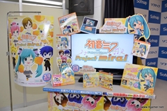 画像ギャラリー No.002のサムネイル画像 / 「初音ミク and Future Stars Project mirai」発売記念。店頭体験会を訪れた大崎プロデューサーと高部ディレクターにインタビューしてきた