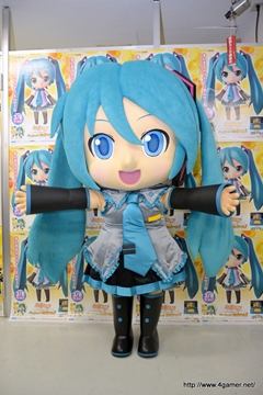 画像ギャラリー No.003のサムネイル画像 / 「初音ミク and Future Stars Project mirai」発売記念。店頭体験会を訪れた大崎プロデューサーと高部ディレクターにインタビューしてきた