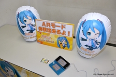 画像ギャラリー No.006のサムネイル画像 / 「初音ミク and Future Stars Project mirai」発売記念。店頭体験会を訪れた大崎プロデューサーと高部ディレクターにインタビューしてきた