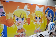 画像ギャラリー No.011のサムネイル画像 / 「初音ミク and Future Stars Project mirai」発売記念。店頭体験会を訪れた大崎プロデューサーと高部ディレクターにインタビューしてきた