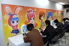 画像ギャラリー No.013のサムネイル画像 / 「初音ミク and Future Stars Project mirai」発売記念。店頭体験会を訪れた大崎プロデューサーと高部ディレクターにインタビューしてきた