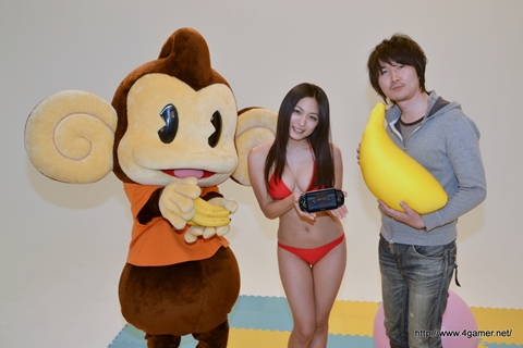 画像ギャラリー No.012のサムネイル画像 / 川村ゆきえさんが「スーパーモンキーボール 特盛あそビ〜タ!」のステージになった体験版が本日配信。“神業PLAY”のPV撮影現場で,徳原プロデューサーとビキニ姿の川村さんにインタビューしてきた