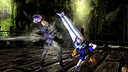 画像ギャラリー No.009のサムネイル画像 / 「DEAD OR ALIVE 5」,激流に浮かべた新ステージで戦う「かすみ」と「あやね」を収録した最新ムービーを公開。おや,勝負が付いたと思ったら?