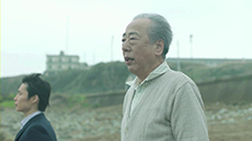 画像ギャラリー No.008のサムネイル画像 / 「俺の屍を越えてゆけ2」のウェブCMが公開中。想いを託される側から託す立場になった父役の岸部一徳さんが海岸で絶叫
