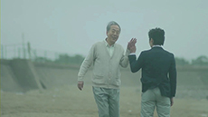 画像ギャラリー No.011のサムネイル画像 / 「俺の屍を越えてゆけ2」のウェブCMが公開中。想いを託される側から託す立場になった父役の岸部一徳さんが海岸で絶叫