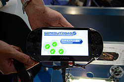 画像ギャラリー No.002のサムネイル画像 / ［TGS 2011］PlayStation Vita用レースゲーム「WipEout 2048」をジャイロセンサー/キー操作の両方でプレイしてきた