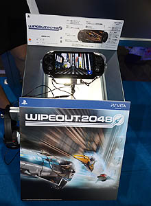画像ギャラリー No.003のサムネイル画像 / ［TGS 2011］PlayStation Vita用レースゲーム「WipEout 2048」をジャイロセンサー/キー操作の両方でプレイしてきた