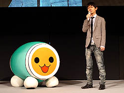 画像ギャラリー No.002のサムネイル画像 / ［TGS 2011］AKB48×太鼓の達人のコラボも発表！　YMCKも登場した，バンダイナムコゲームス「太鼓の達人10周年記念☆ドドーンと大発表会」をレポート