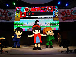 画像ギャラリー No.020のサムネイル画像 / ［TGS 2011］AKB48×太鼓の達人のコラボも発表！　YMCKも登場した，バンダイナムコゲームス「太鼓の達人10周年記念☆ドドーンと大発表会」をレポート